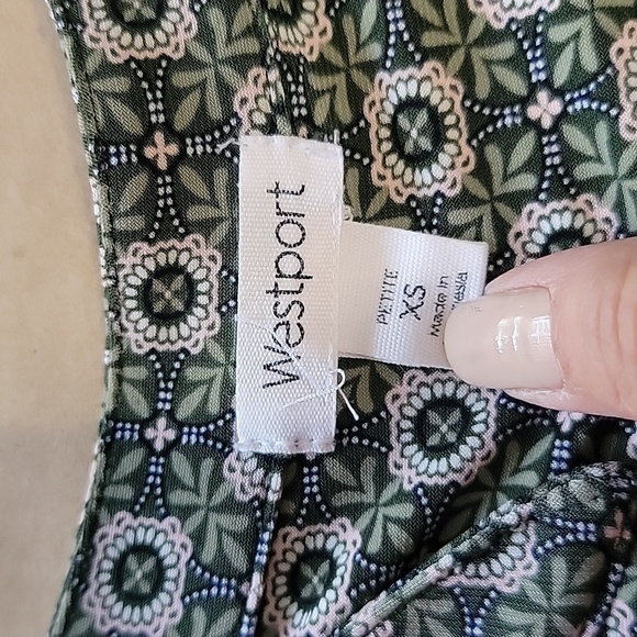 Westport Size XS Green Medallion Patterned Popover Blouse, Roll Tab Sleeve, EUC - Picture 11 of 12